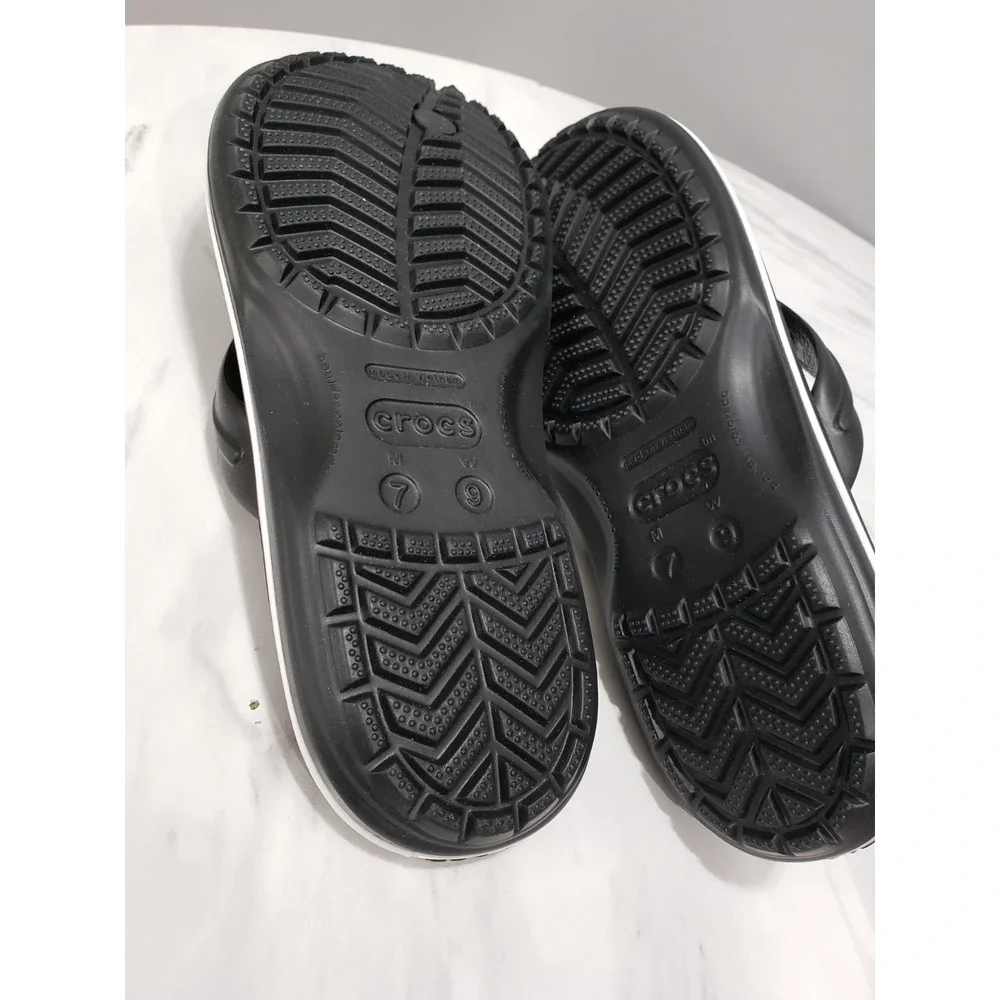 NWT MENS 7 / WOMENS 9 Crocs Crocband Flip Flop Athletic Thong Sandals 11033-001